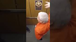 дедушка жёстко денсит в лифте.