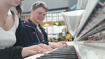 Cover of 'Hey Porsche' by Nelly on a piano in the train station of Bruges by Dimmi and Lynn