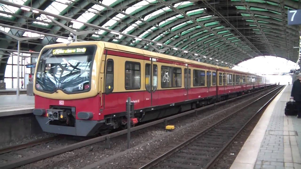 Zugbetrieb in Berlin Ostbahnhof (Januar 2011)