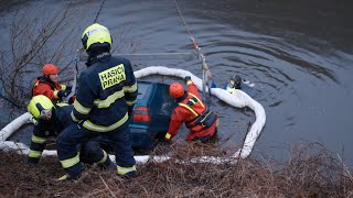 Na Zbraslavi sjelo auto řidiči do Vltavy, hasiči povolali potápěče