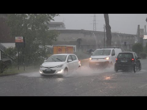 Video Piogge record, allagamenti su Massa Carrara: nuova perturbazione domani.