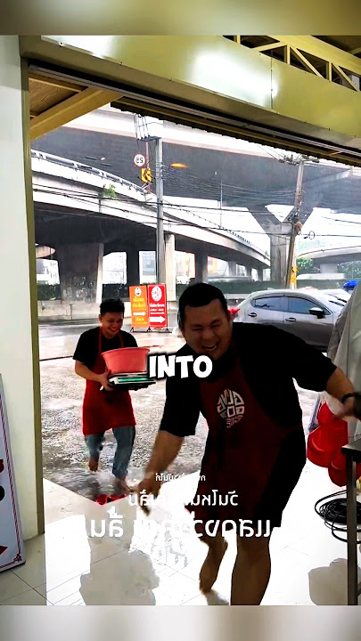 Mereka terpeleset satu demi satu di tengah hujan… lalu tertawa bersama! 🌧️🤣#shorts