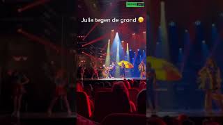 Julia Valt Tijdens K3-Show Op Haar Hoofd
