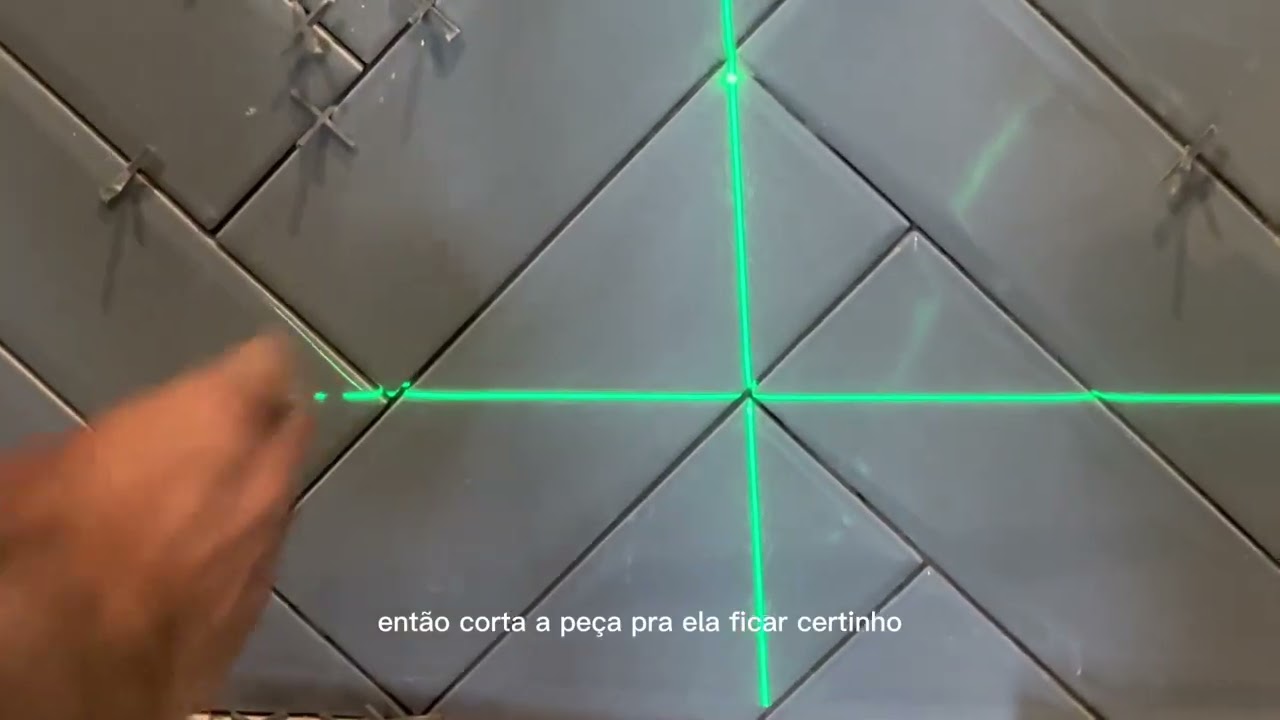 Dicas de como iniciar um revestimento em uma parede do banheiro, paginação espinha de peixe.