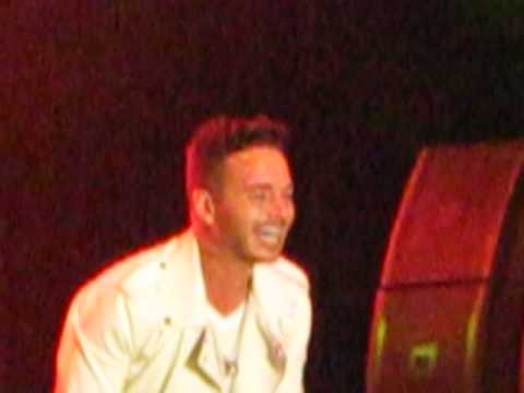 J Balvin - Sola, Live in Sofia - YouTube