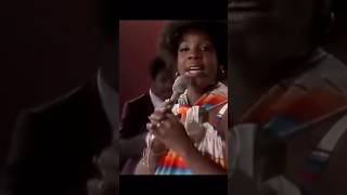 Gladys Knight &amp; The Pips – “Midnight Train to Georgia” (Live 1976) CUTE AFRO!