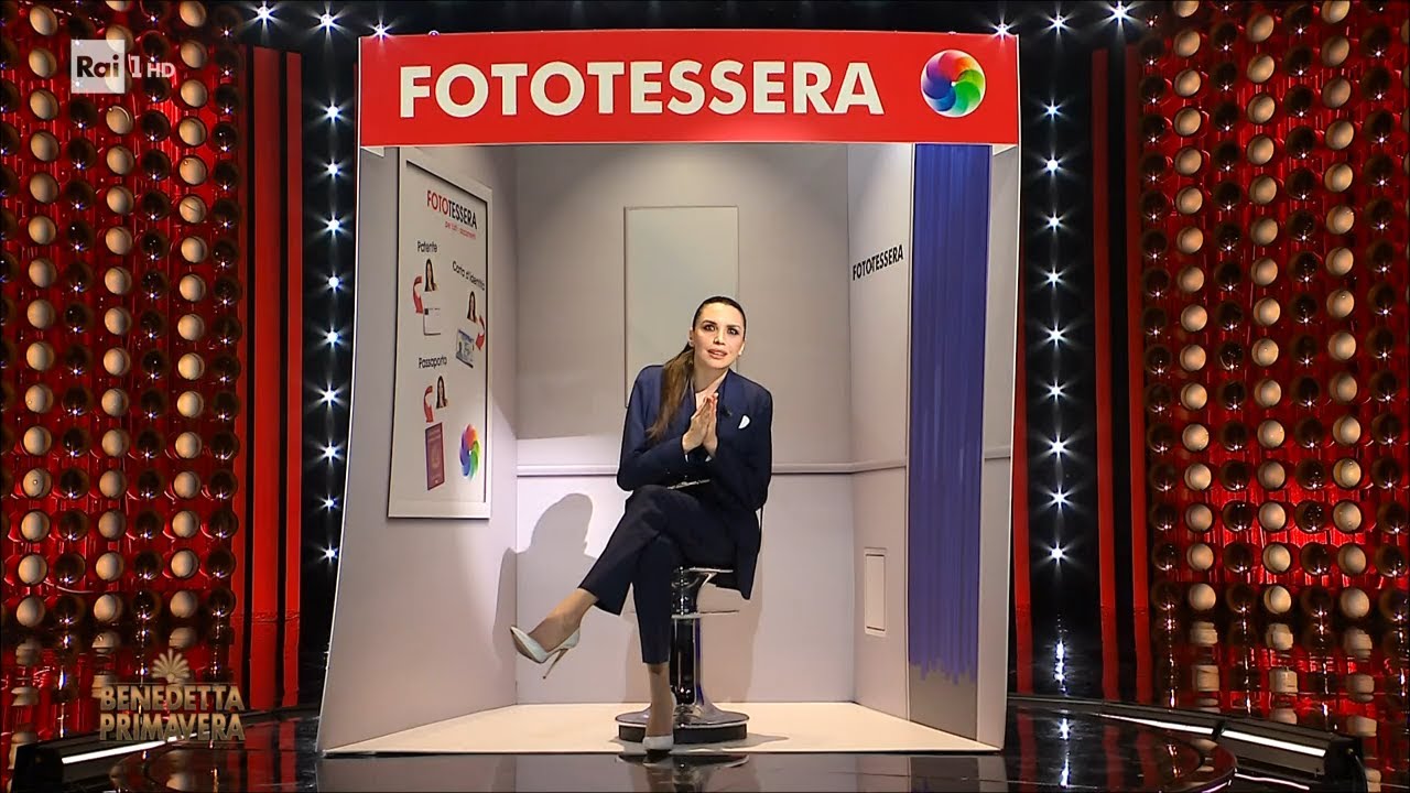 Ilenia Pastorelli e le fotografie alla macchinetta - Benedetta Primavera 24/03/2023