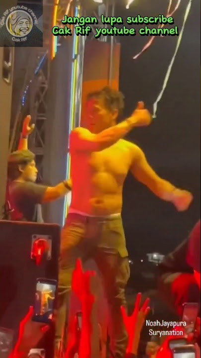 ARIEL NOAH BUKA BAJU saat Konser di Jayapura
