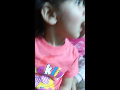 بنت عراقية تنشد انشودة اني وردة بيضة روعة