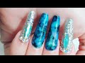 Uñas acrílicas Azules con efecto de plumones / Brillosas y elegantes.