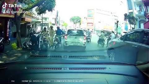 Nam sinh lái xe ngược chiều tông vào gốc cây còn bị CSGT TP.HCM tóm