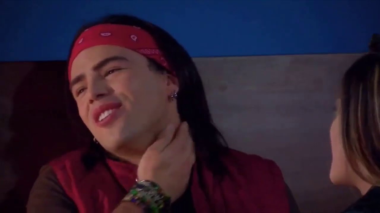 Isadora morde Alejandro Chica vampiro YouTube Isadora morde Alejandro Chica vampiro YouTube
