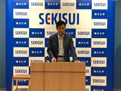 積水化学工業を訪問し、ペロブスカイト太陽電池の開発・実装の状況を視察しました。量産化行い世界をリードしていくことを期待します。経産省としても支援していきます。