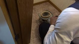 排水アジャスター（リモデル対応便器用）の取付け（小川名建設）