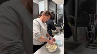 终于给我妈做好思想工作了，不回家了，在我家住几天，今天妈妈做了我们爱吃的油馍，有妈的孩子真幸福。#记录真实生活 #平平淡淡小日子  #油馍#美食 #妈妈