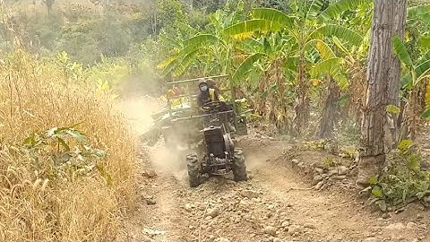 Xe công nông chở chuối lên dốc