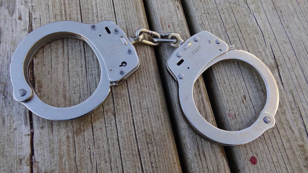 Smith & Wesson Model 100-1 Handcuffs, Nickel - YouTube