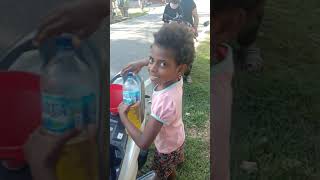 Beli bensin Eceran dengan adik Papua 1 Liter / Rp. 10.000