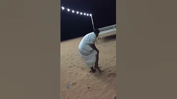 هذا رجال قرصته عقرب يلعببها مسويلي فيها 