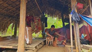 The Soldier Took Shelter From The Rain In An Old House On The Mountain