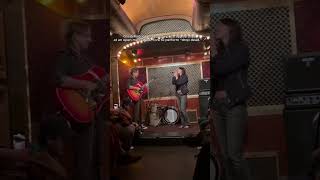 Olivia Rodrigo Mengejutkan Penonton Open Mic Dengan Single Barunya 'drop Dead'