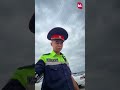 Щелкал семечки за рулем и ударил мужчину — водителя задержали в Бишкеке