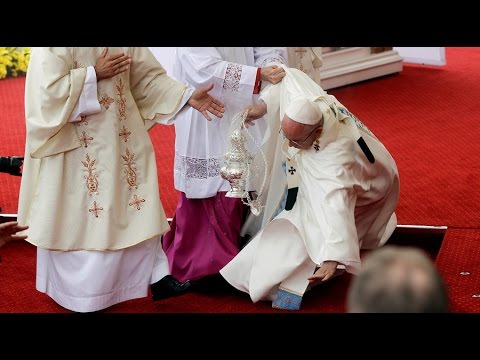 RAW: Pope Francis falls  during Mass in Poland