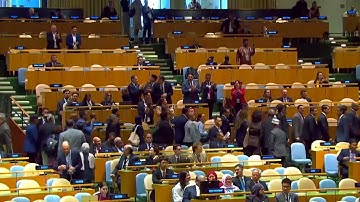 Afgevaardigden lopen weg terwijl Netanyahu in vurige toespraak bij de VN de erkenning van de Pale...