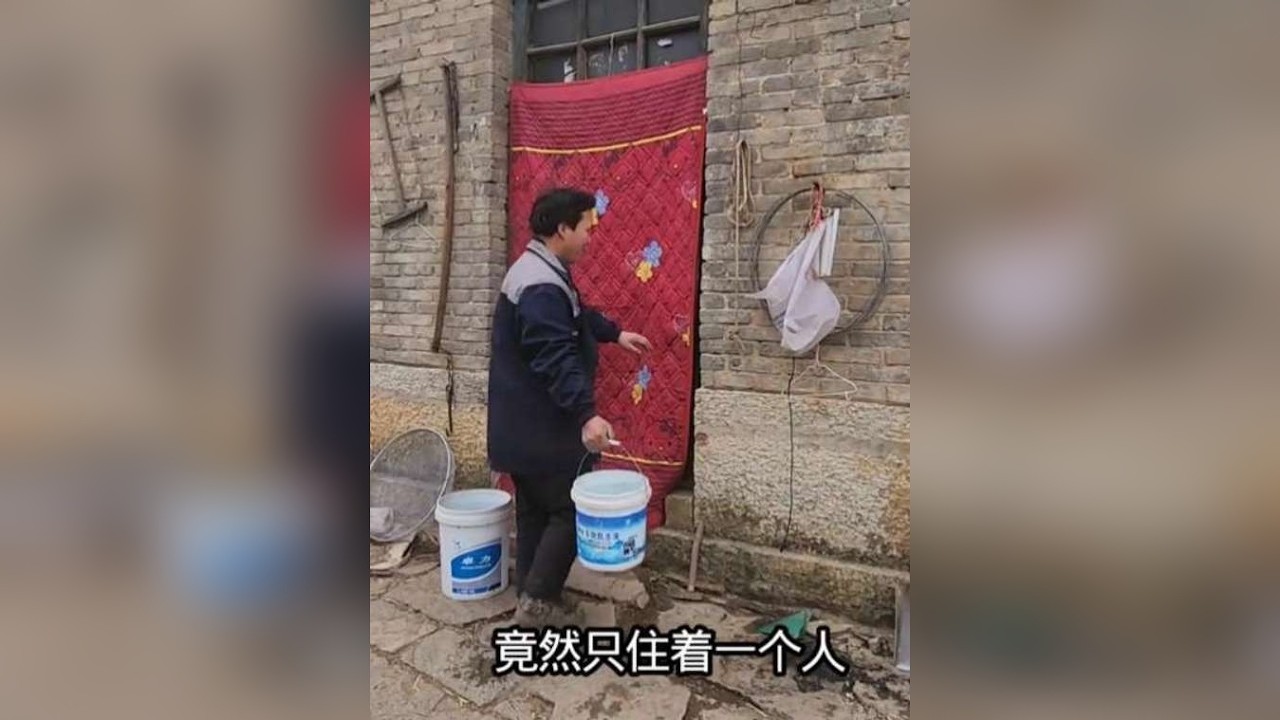 深山小村只住着一位80后青年，养着十头驴，两条狗，一只猫 这个村子只住着一个人，是一位80后的青年，独居深山或者与世无争的山野乡村生活。