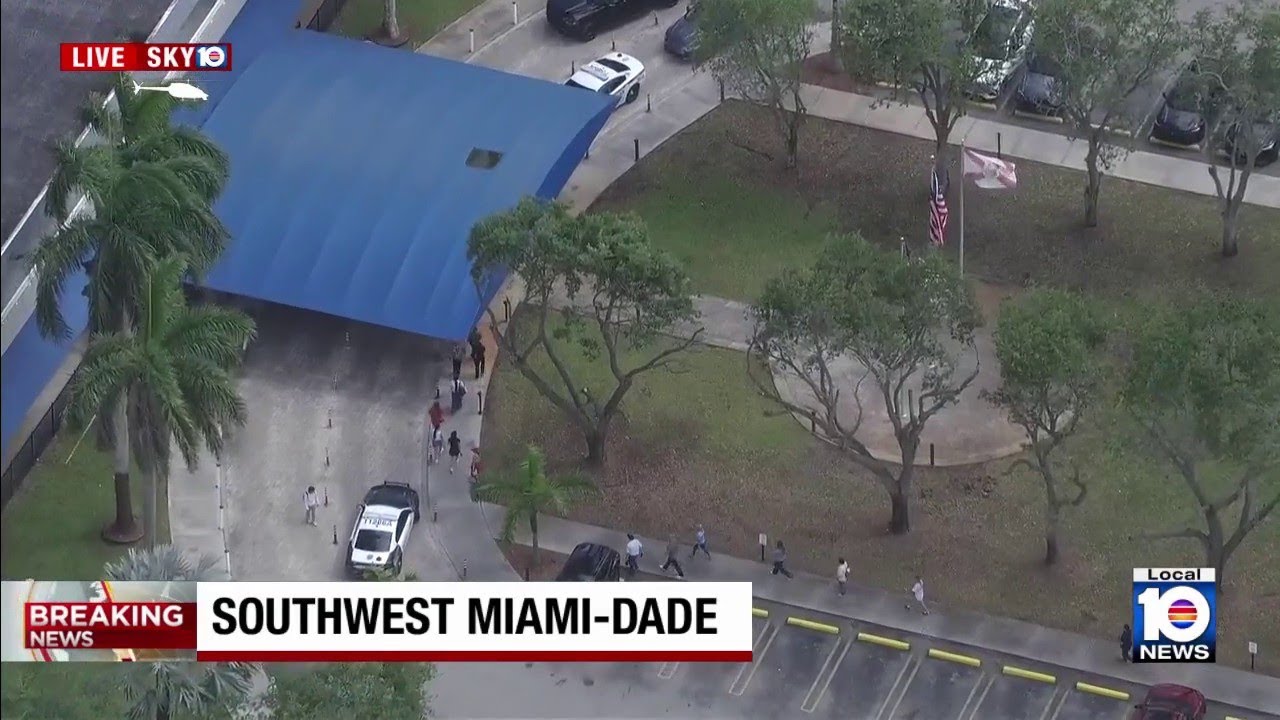 Bomb threat reported at Kendale Lakes school - YouTube