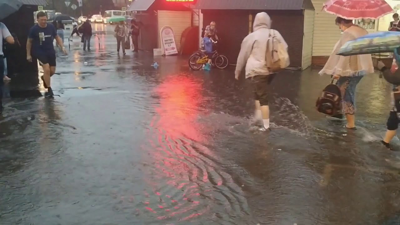 Идет ли сейчас дождь. Тропический ливень в Москве. Пакеты на ноги в ливень. Тропический ливень в Москве сегодня. Где идёт дождь сейчас.