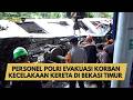PERSONEL POLRI EVAKUASI KORBAN KECELAKAAN KERETA DI BEKASI TIMUR