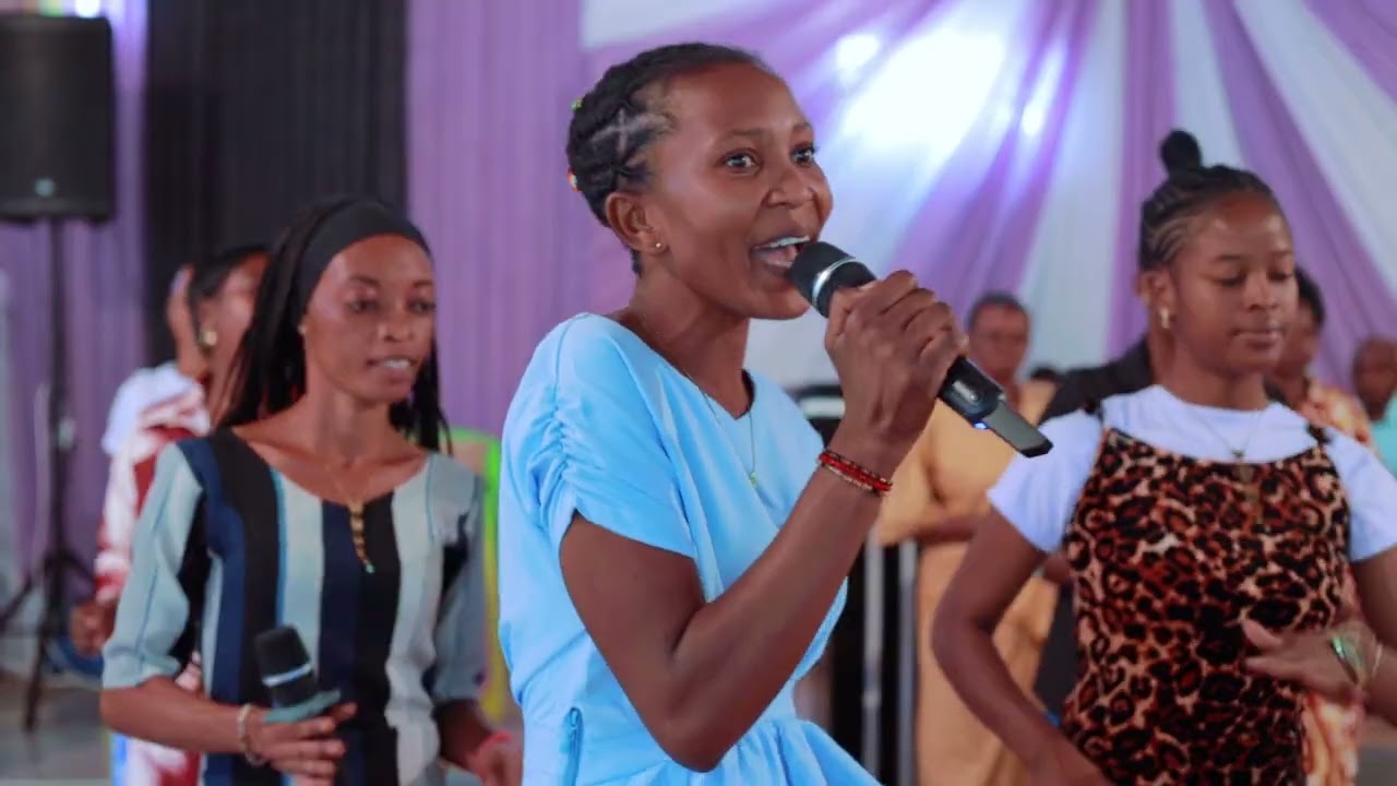 SONG: DINI SAFI-LIVE PERFORMANCE 