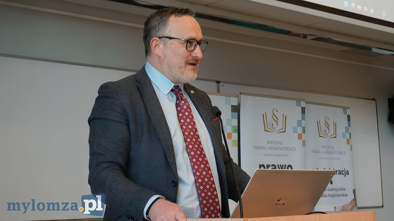 Prezydent Łomży, eksperci i studenci o ustroju państwa. Debata oksfordzka na Akademii Łomżyńskiej