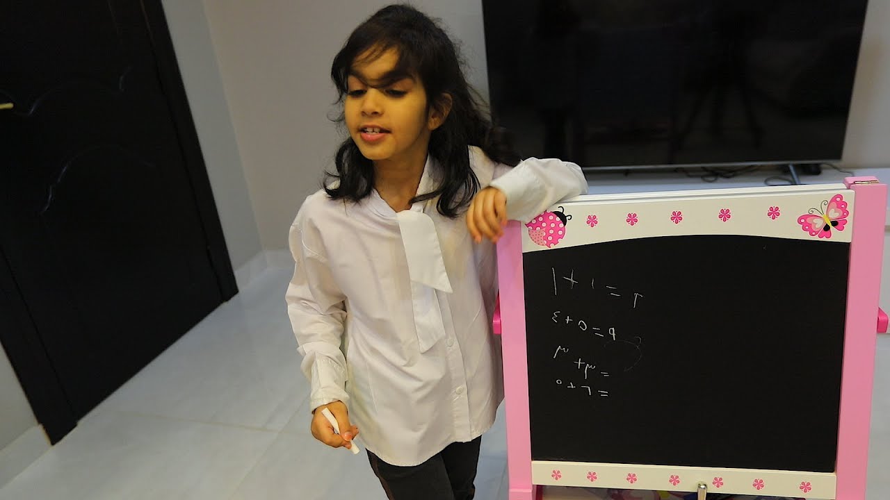 العودة الى المدارس . المدرسة لانا تدرس الطلاب نايف ونواف الحروف والارقام.!!