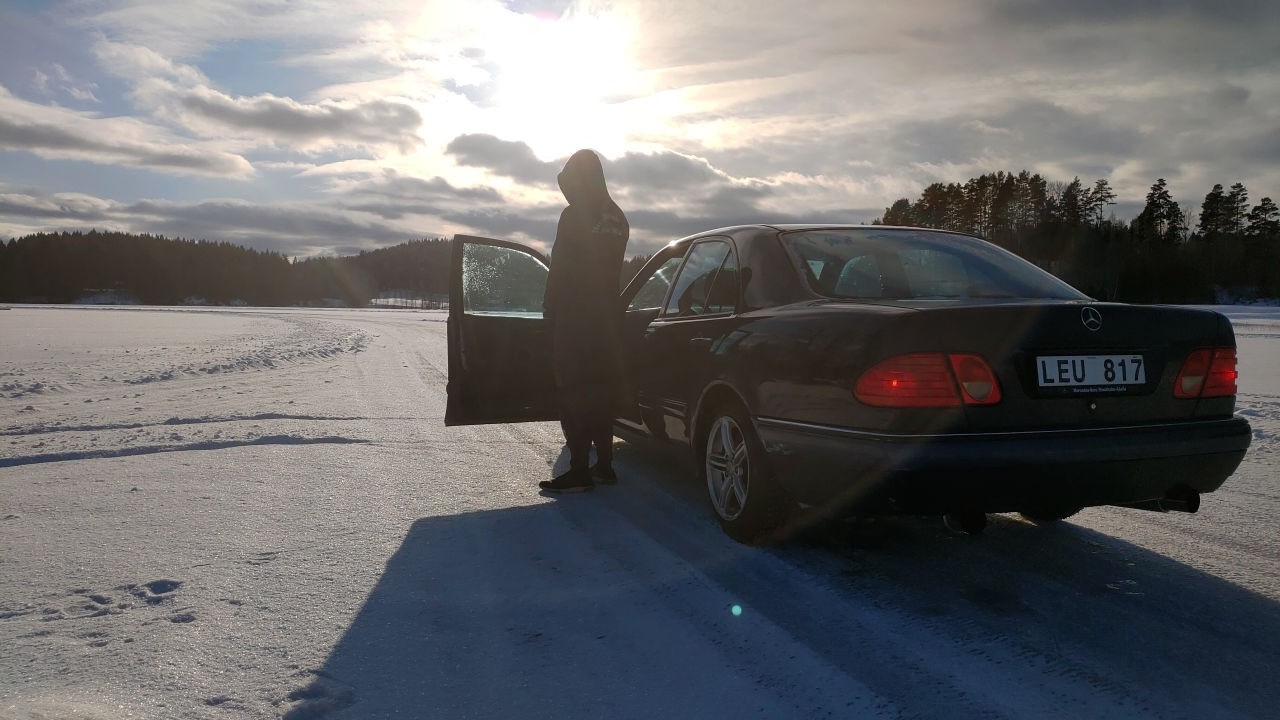 Mercedes E420 6SPEED flooring it on frozen lake