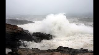 台風5号の影響で波が打ちつける和歌山・千畳敷
