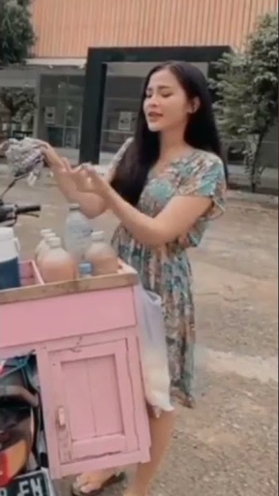 Perempuan cantik penjual jamu #shorts