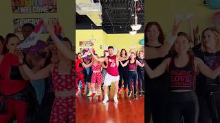 Zumba Kara üzüm habbesi 🔥 Amerikalılarla oyun havası 😃🇺🇸🇹🇷            Sefo &amp; İbrahim Tatlıses