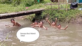 Serunya Bocil Mandi di kali