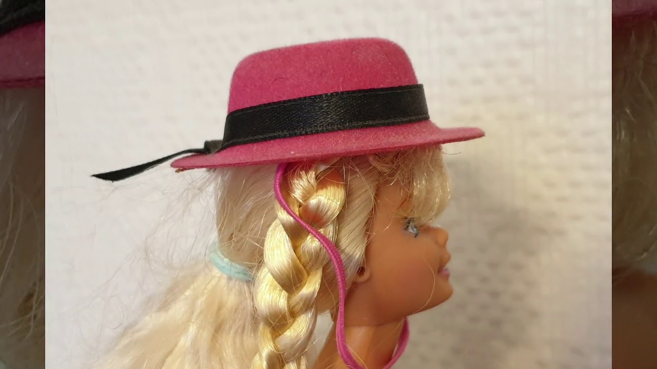 Aude : passionné de vintage, il rhabille les poupées Barbie des