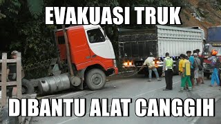 EVAKUASI TRUK TERPEROSOK DIBANTU ALAT CANGGIH