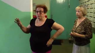 Рабочие взломали двери самовольно установленных кладовок в подъезде казанской многоэтажки Рабочие взломали двери самовольно установленных кладовок в подъезде казанской многоэтажки