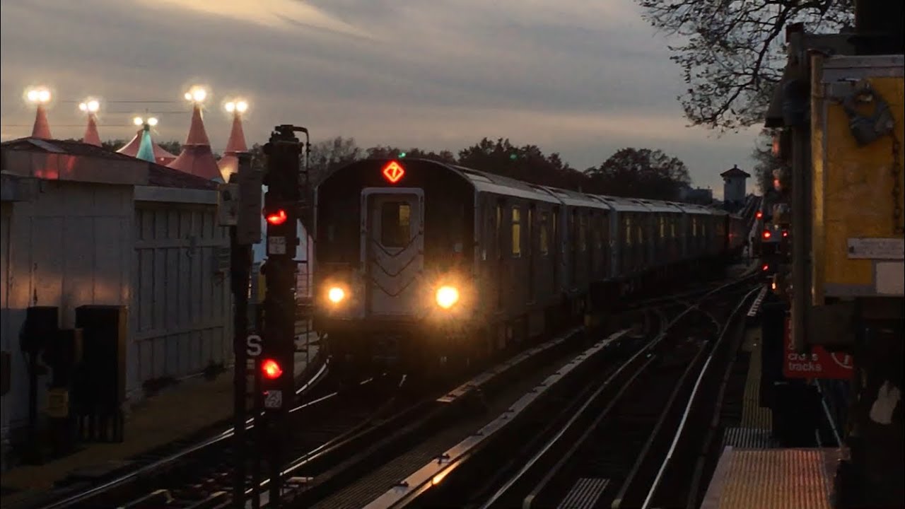 IRT Flushing Line: Manhattan and Flushing bound R188 (7) Local / Express Trains @ Mets Willets Point
