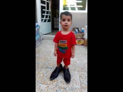 مقطع مضحك ولد صغير يلبس حذاء ابوة هههههه