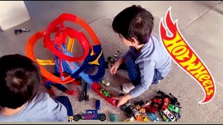 Çağlayan Ve Yuşa Hot Wheels City Volcano Yarış Setiyle Oynadılar - Araba Oyunları