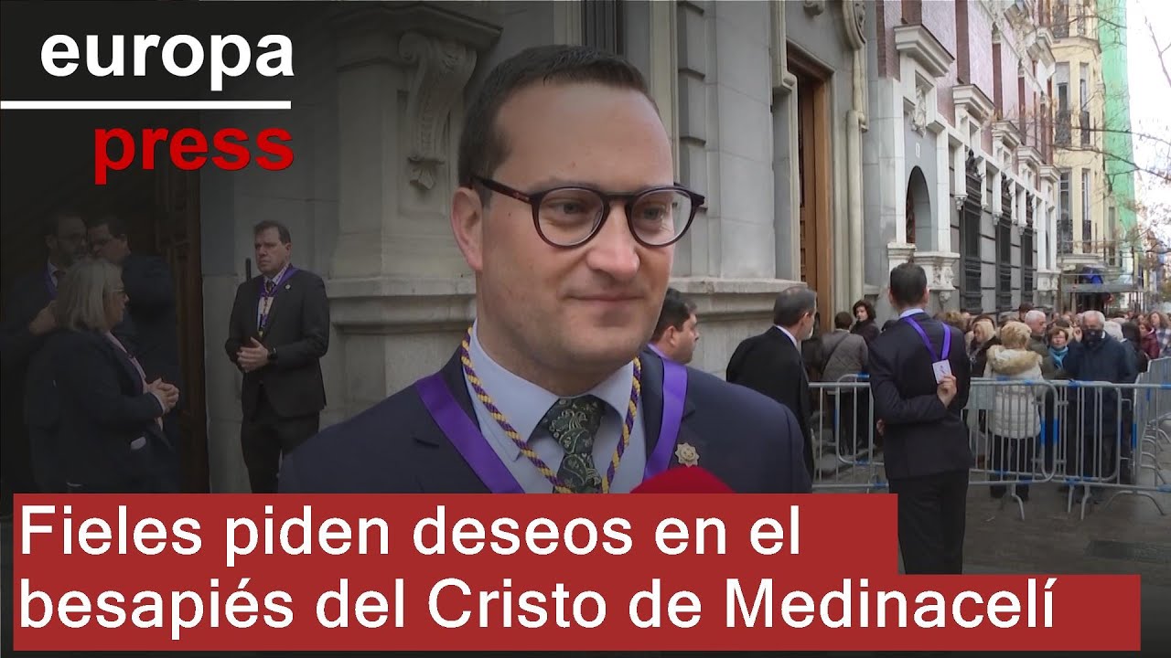 Fieles acuden al besapiés del Cristo de Medinacelí a pedir sus deseos