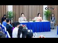 彭丽媛同越南国家主席夫人潘氏清心参观河内国家大学 | CCTV