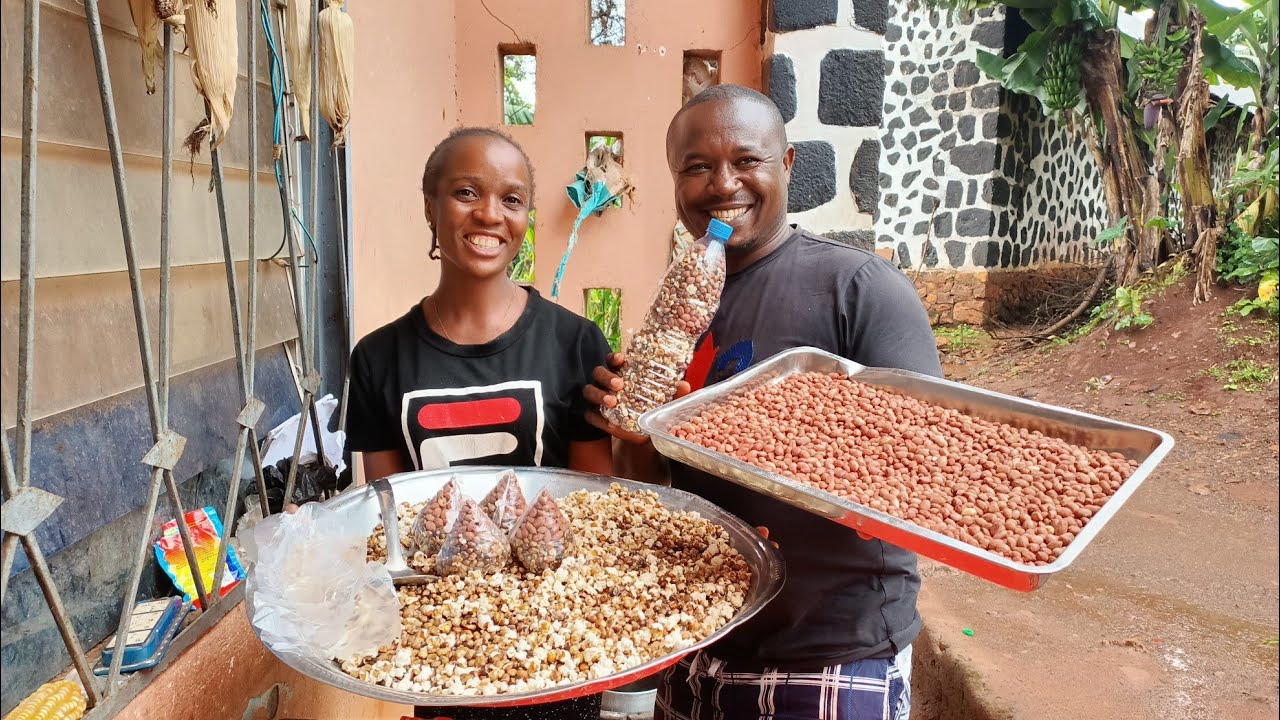 Как камерунская леди зарабатывает на жизнь жареной кукурузой и арахисом (арахисом)