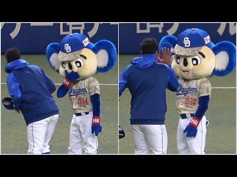 来日初勝利をあげたメヒアとハイタッチを交わすドアラ！ (2023/07/08)